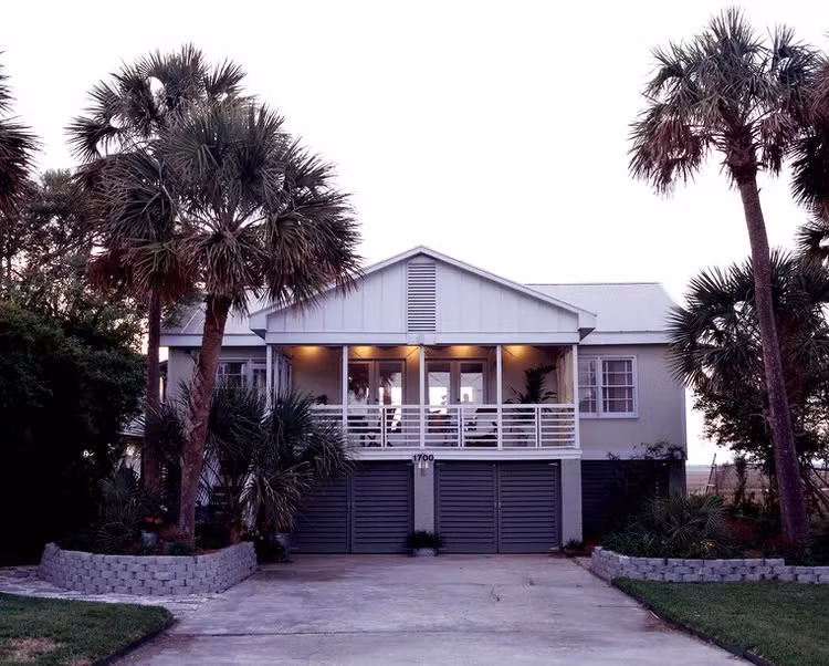 Phương án thay đổi ngoại thất giá mềm nhất là sơn, sử dụng các yếu tố từ thiên nhiên (như gỗ, đá, bê tông và kim loại) để tăng thêm sự thú vị về mặt thị giác. Bạn cũng nên cập nhật cửa chớp, cửa sổ, hàng rào để nâng tầm phong cách.