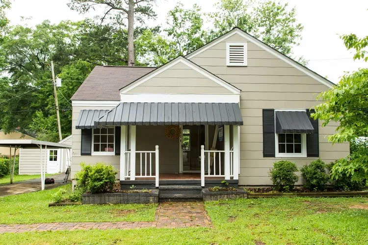 Sau cải tạo, ngôi nhà nhỏ khiêm tốn trông buồn tẻ đã trở nên vui nhộn với tông màu kem và xanh lá cây. Ngoài màu sơn, chủ nhà đã thêm các hộp cửa sổ và phá bỏ bức tường gạch thấp, bậc thềm, lan can... mang đến diện mạo mới cho ngôi nhà.