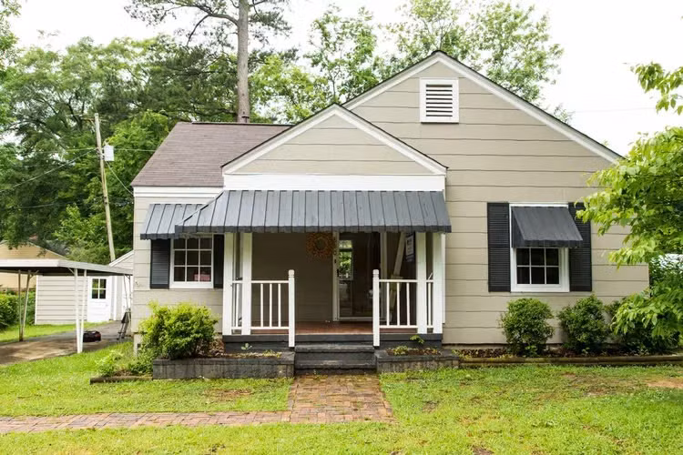 Sau cải tạo, ngôi nhà nhỏ khiêm tốn trông buồn tẻ đã trở nên vui nhộn với tông màu kem và xanh lá cây. Ngoài màu sơn, chủ nhà đã thêm các hộp cửa sổ và phá bỏ bức tường gạch thấp, bậc thềm, lan can... mang đến diện mạo mới cho ngôi nhà.