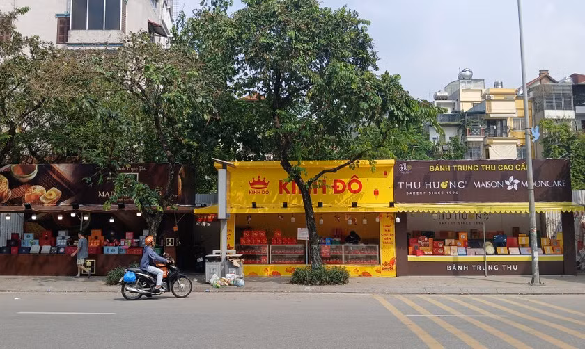 Bánh truyền thống hút khách, bánh “vỉa hè” ế ẩm dịp Tết Trung thu - Hình 2 Banh truyen thong hut khach, banh “via he” e am dip Tet Trung thu-Hinh-2