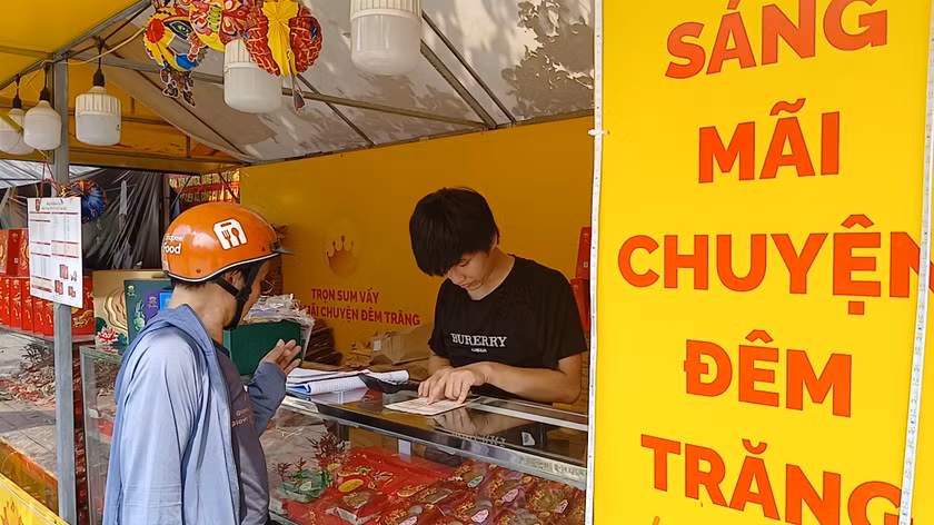 Bánh truyền thống hút khách, bánh “vỉa hè” ế ẩm dịp Tết Trung thu Banh truyen thong hut khach, banh “via he” e am dip Tet Trung thu