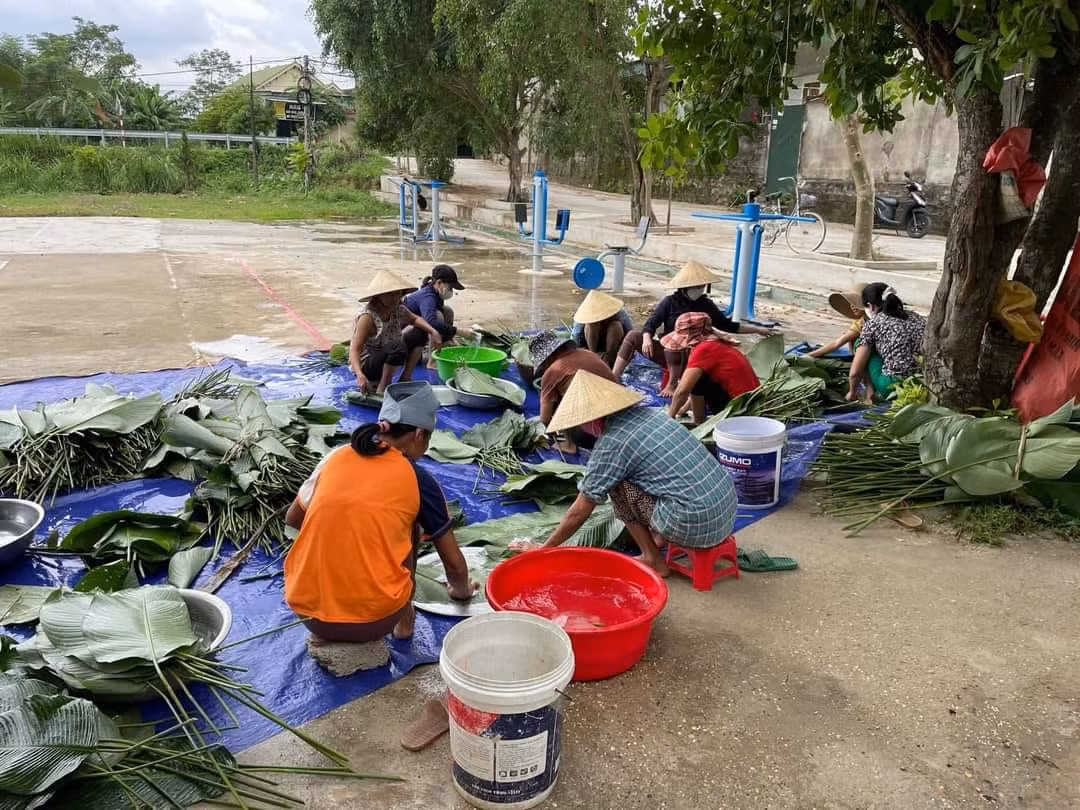 Chị Trần Thị Lan, trú ở xã Võ Liệt, chia sẻ: "Năm nay người dân phía Bắc chịu ảnh hưởng nặng nề sau cơn bão Yagi, nước lũ tràn khắp nơi, chúng tôi mong muốn chia sẻ phần nào khó khăn cho người dân phía Bắc vượt qua đợt lũ khủng khiếp này...".