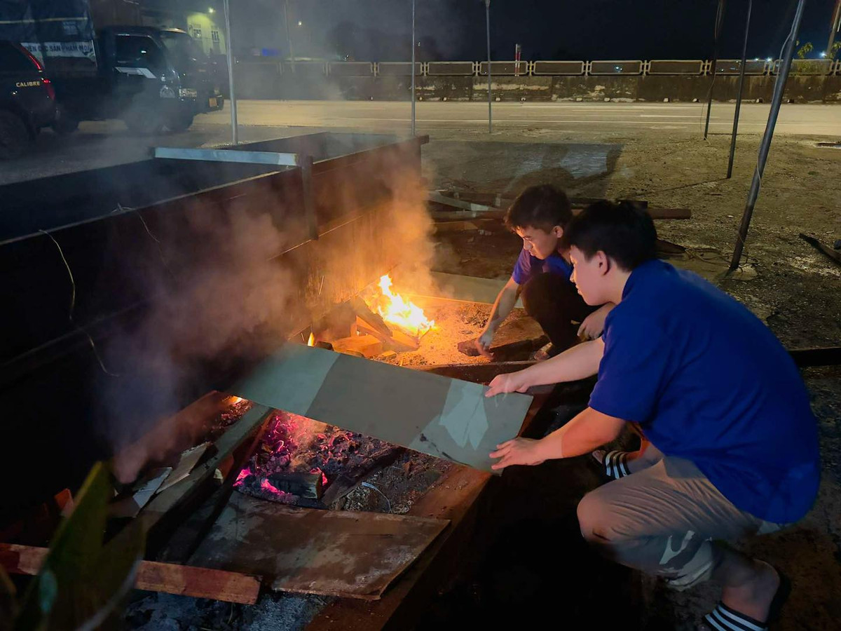 Sau khi bánh chưng nấu chín sẽ được đưa xuống TP Vinh tập kết, đội tình nguyện viên sẽ phân loại, chuyển ra hỗ trợ người dân vùng lũ phía Bắc.