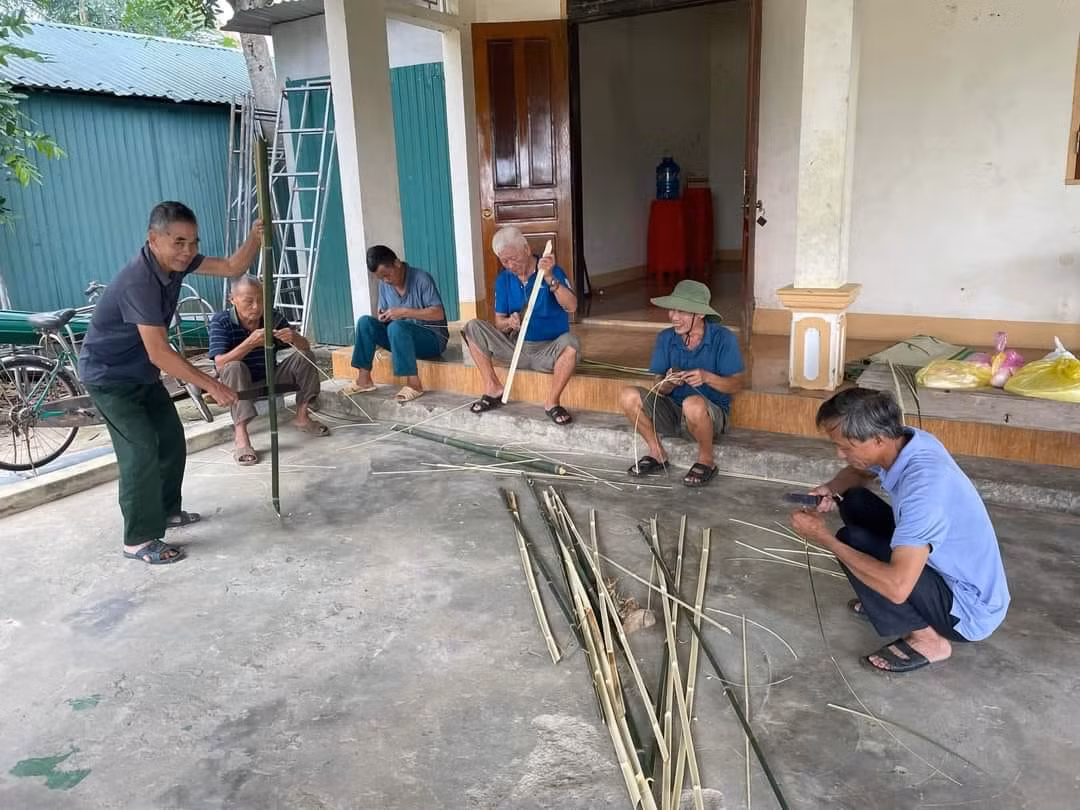 Mỗi người một công việc, người chẻ lạt, thái thịt, người rửa lá dong, người đãi gạo nếp… Người dân miệt mài gói bánh, nấu bánh để bảo đảm hàng nghìn chiếc bánh được chuẩn bị xong, kịp chuyến hàng cứu trợ gửi đến bà con vùng lũ.