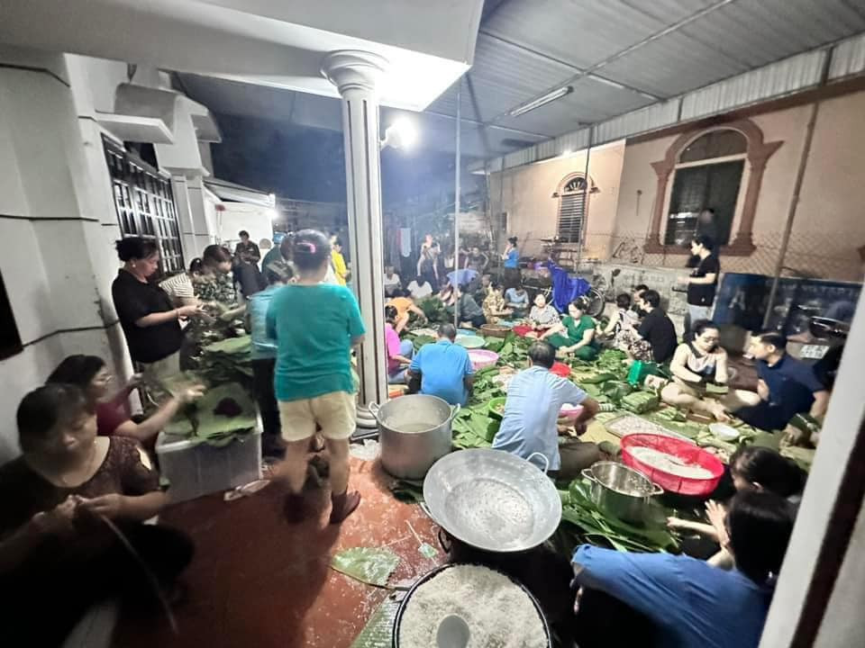 Sau khi có lời kêu gọi phát động gói bánh gửi đồng bào vùng lũ, rất đông người dân xã Võ Liệt, huyện Thanh Chương (Nghệ An) đã mang theo những bao nếp, lá dong, đùm thịt đến nhà văn hóa thôn gói bánh chưng để ủng hộ bà con vùng lũ các tỉnh phía Bắc.