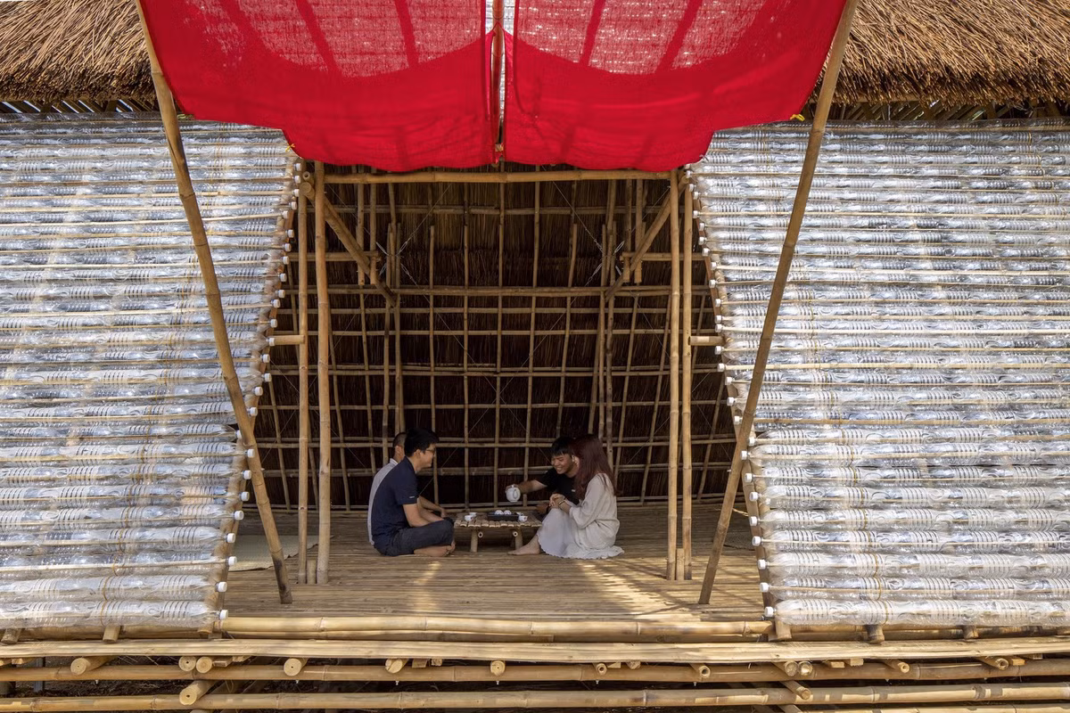 Nhà được lợp bằng các tấm đan, lá, tôn,…