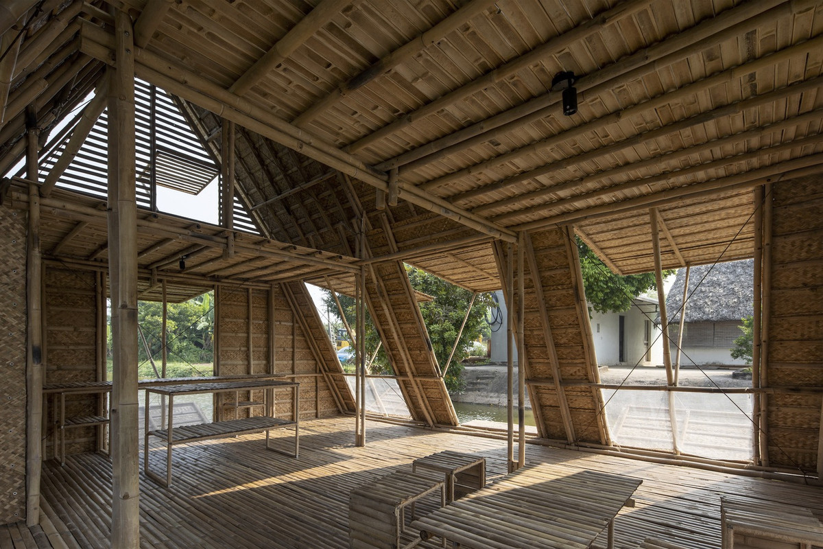 Mái nhà được thiết kế rộng để có thể thu được nước mưa và lắp pin điện mặt trời.