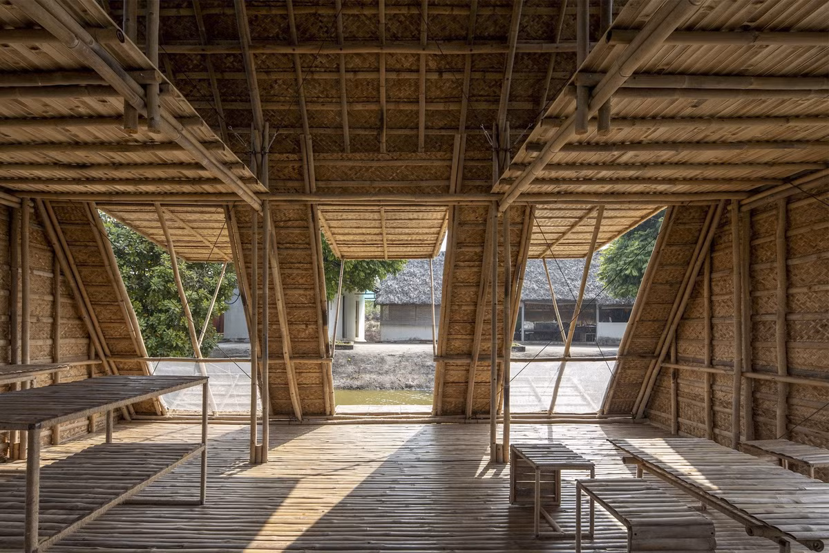 Khi tháo bỏ các tấm ốp ở tầng 2, ngôi nhà có thể rộng rãi hơn nhiều.