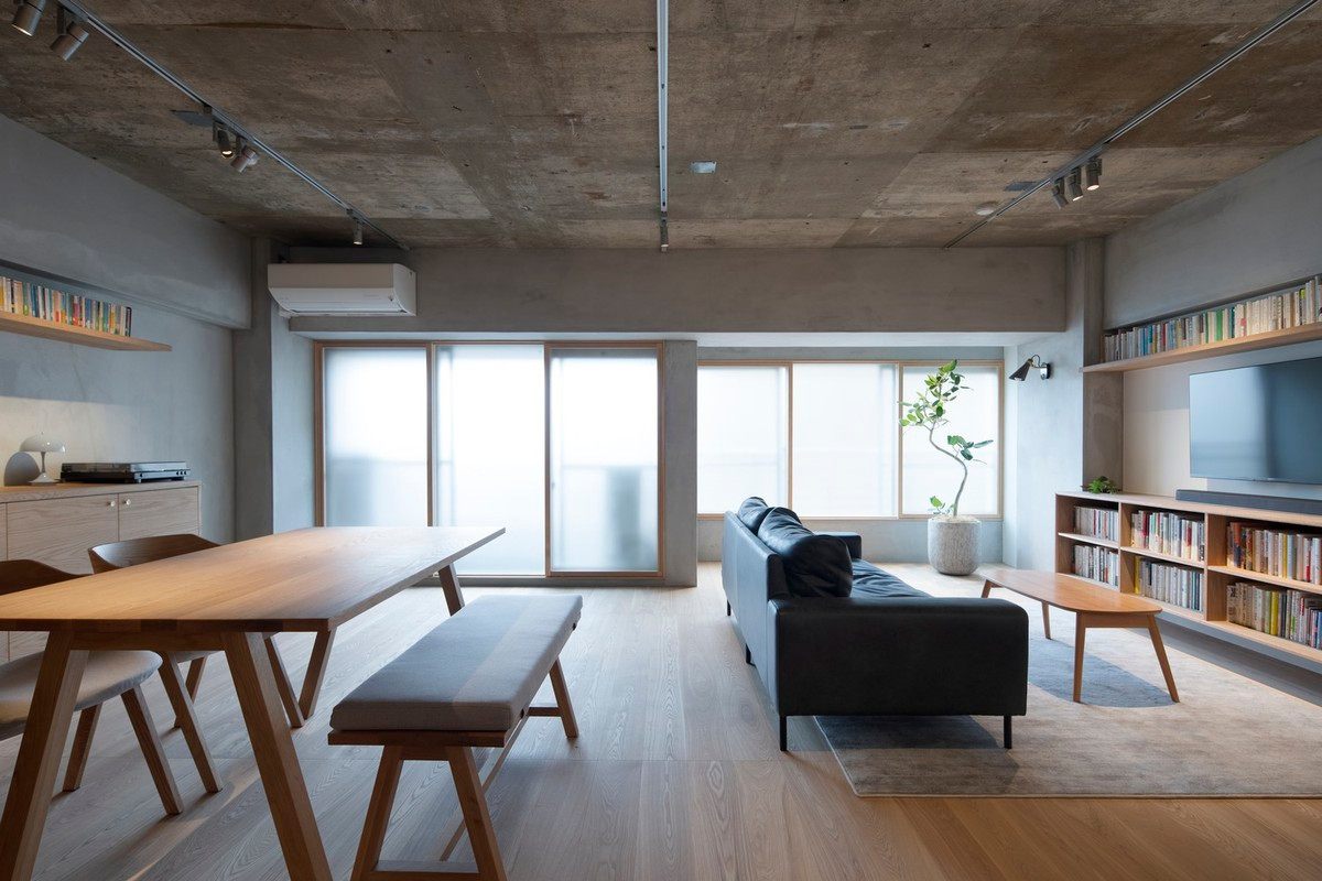 Căn hộ này có diện tích 80m2, là nơi sinh sống của một cặp đôi trẻ, làm việc liên quan đến sách.