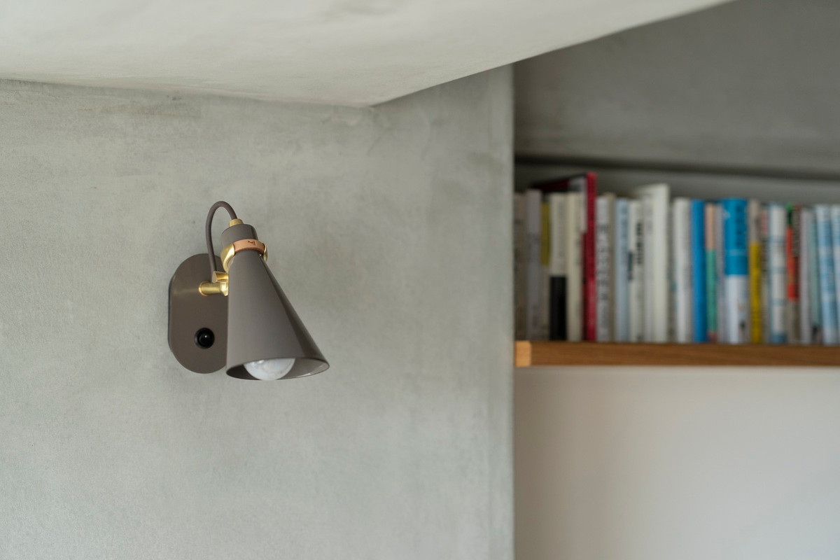 Những cuốn sách, trung tâm cuộc sống của gia chủ, đóng vai trò như một trung tâm kết nối, tạo ra không gian có độ tương phản thấp.