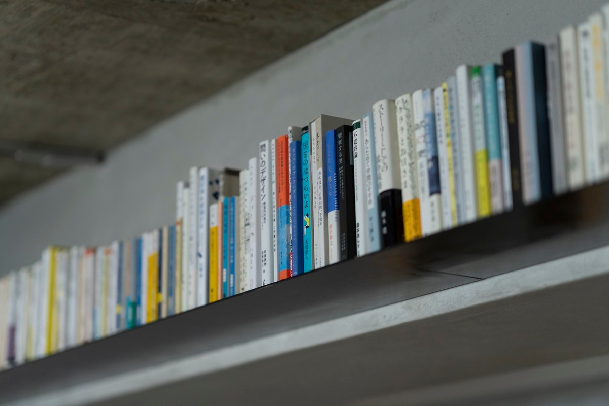 Trần nhà ở khu vực phòng khách và bếp được để thô, vừa giúp tạo điểm nhấn cho không gian vừa giúp gia chủ tiết kiệm chi phí.