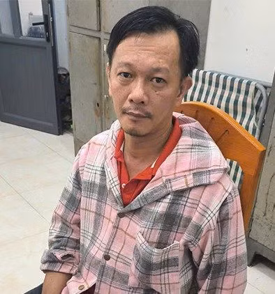 Đối tượng trốn truy nã “sa lưới” khi đi giao bánh mì cho khách Doi tuong tron truy na “sa luoi” khi di giao banh mi cho khach