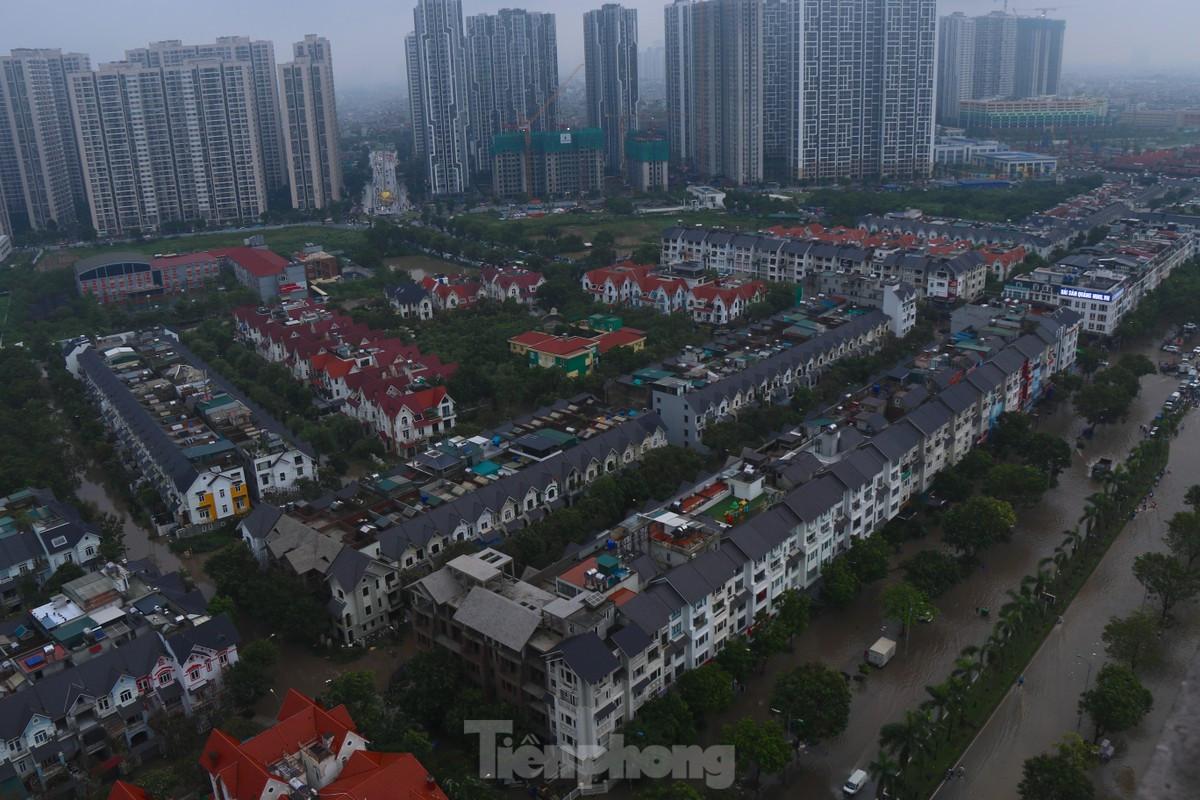 Theo quy định, khi xây dựng đô thị ít nhất phải đồng bộ hạ tầng kỹ thuật, thoát nước. Nhưng hiện nay, nhiều khu vực mới đang phát triển đô thị của Hà Nội lại trở thành "điểm nóng" về ngập lụt, ô nhiễm