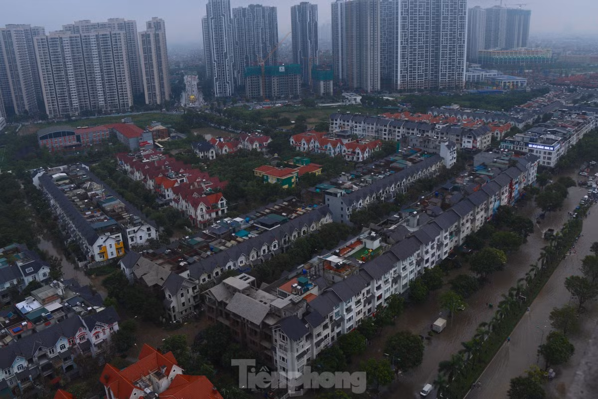 Theo quy định, khi xây dựng đô thị ít nhất phải đồng bộ hạ tầng kỹ thuật, thoát nước. Nhưng hiện nay, nhiều khu vực mới đang phát triển đô thị của Hà Nội lại trở thành "điểm nóng" về ngập lụt, ô nhiễm