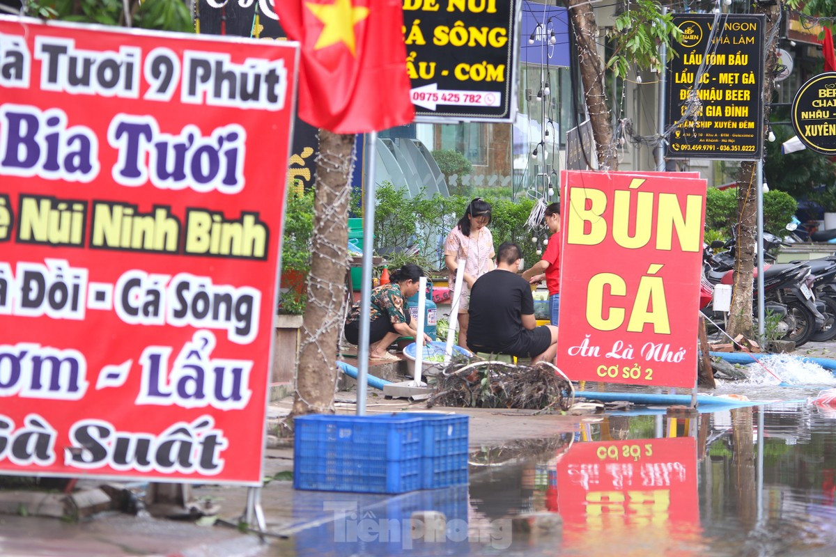 Người dân tích cực vệ sinh để sớm trở lại kinh doanh.