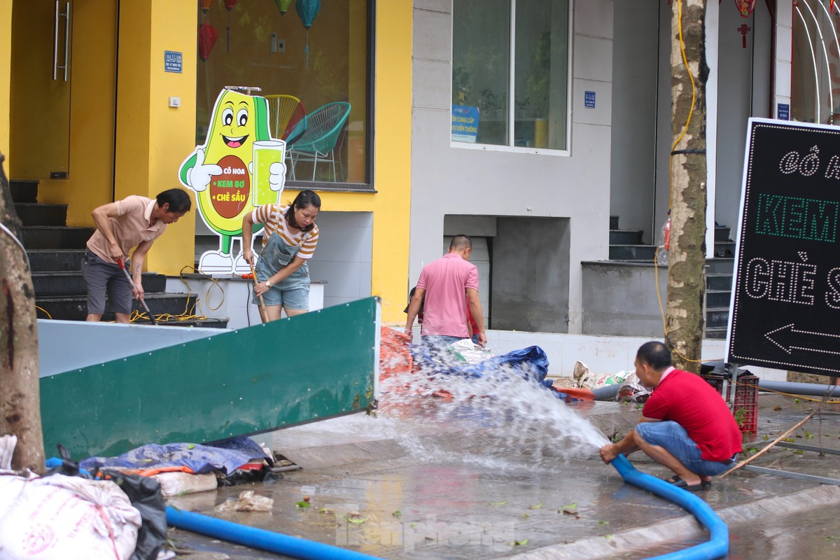 Ngay khi được cấp điện trở lại, nhiều hộ kinh doanh đã phải dùng máy bơm để bơm nước ra ngoài. Người dân cho biết, bên trong hầm ngập sâu khoảng hơn 2m nước, nếu bơm bằng máy có công suất nhỏ phải mất cả ngày mới cạn được hầm.