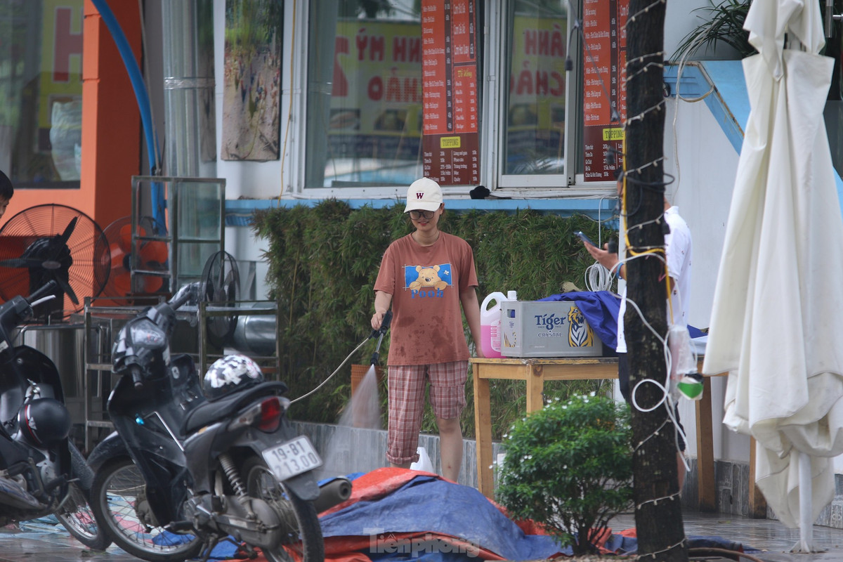 Từ sáng sớm, nhiều hộ dân đã phải thuê người, tập trung bơm nước ra ngoài để sớm trở lại kinh doanh, buôn bán.