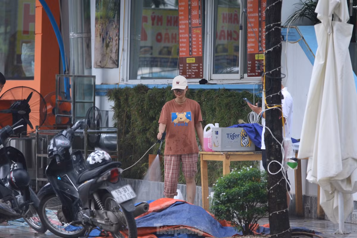 Từ sáng sớm, nhiều hộ dân đã phải thuê người, tập trung bơm nước ra ngoài để sớm trở lại kinh doanh, buôn bán.