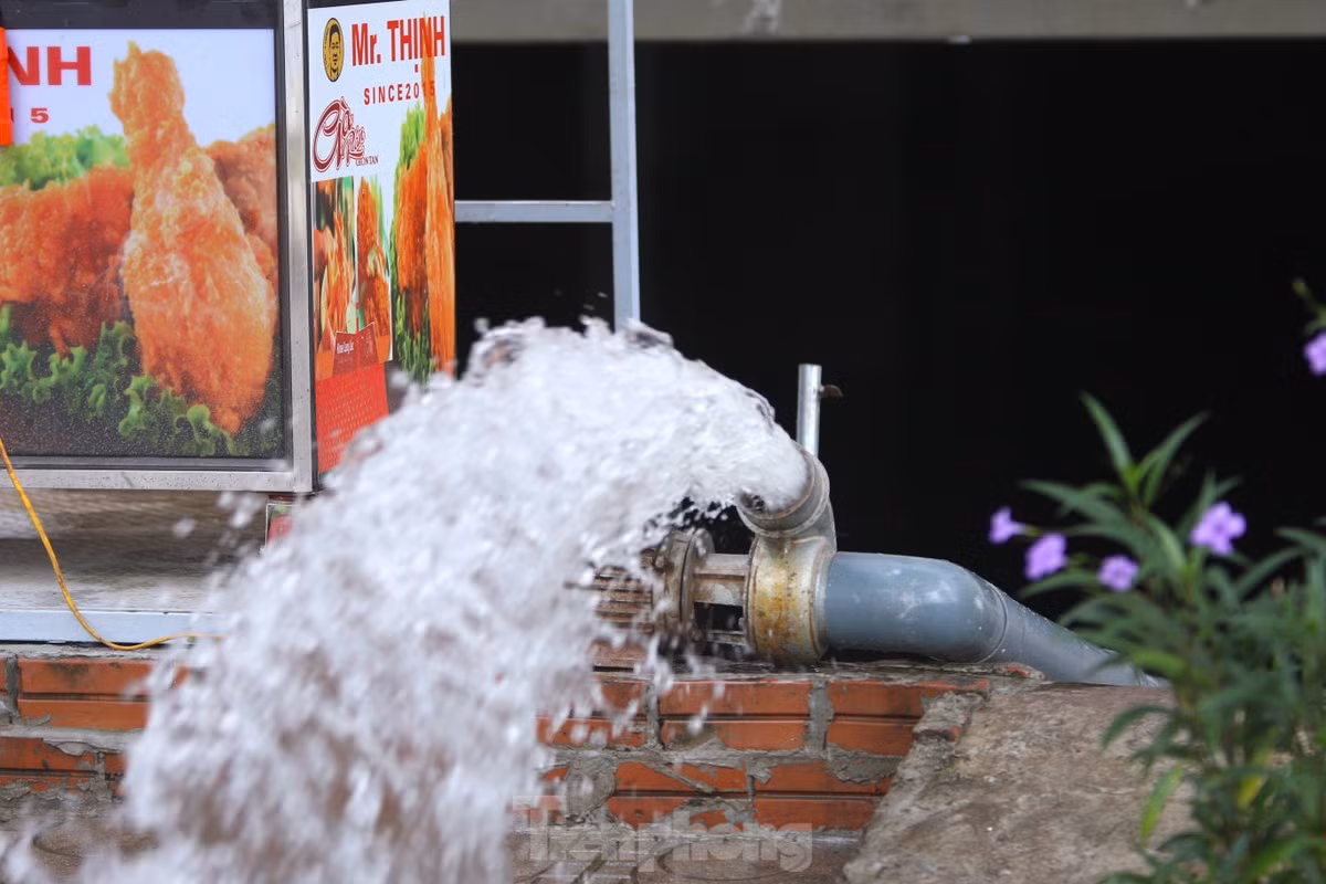 Anh Nguyễn Khang (37 tuổi) đang thuê một căn liền kề để kinh doanh hàng ăn tại khu đô thị này cho biết, để hút nước từ trong hầm ra ngoài, anh phải mua một máy bơm nước công suất lớn."Máy bơm công suất cao được sử dụng từ chiều tối ngày 11/9. Tiền mua dầu cho máy bơm hoạt động đã hết hơn 1 triệu, tốn kém mà vẫn khổ lắm!", anh Khang nói.