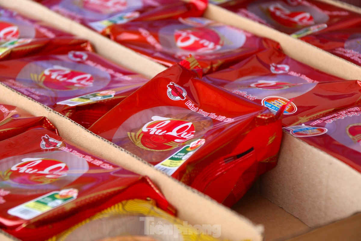 Dù được bày bán sớm và tung ra nhiều ưu đãi nhưng số lượng bánh tồn kho khiến nhiều người kinh doanh buồn rầu.