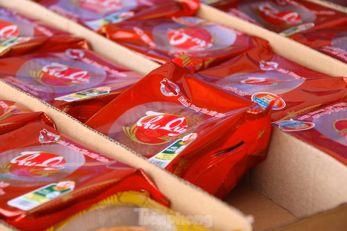 Dù được bày bán sớm và tung ra nhiều ưu đãi nhưng số lượng bánh tồn kho khiến nhiều người kinh doanh buồn rầu.