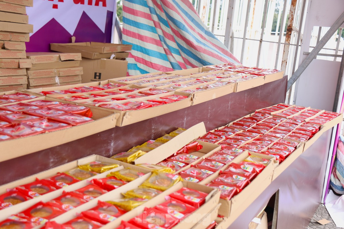 Nhiều cửa hàng hạ giá "sập sàn" vẫn ế.