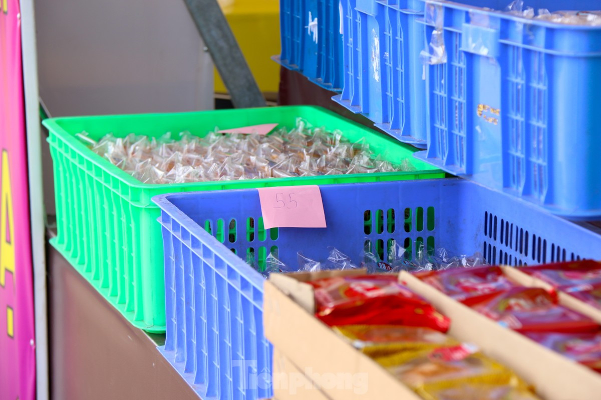 Nhiều thương hiệu phải hạ giá tới 30-50%, thậm chí có nơi giảm đến kịch sàn mua 1 tặng 1 để đẩy hàng tồn kho.