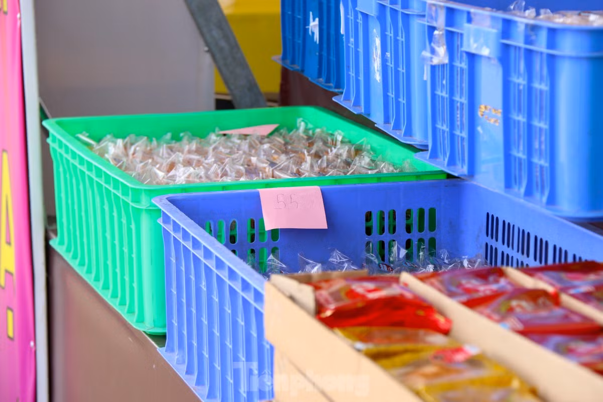 Nhiều thương hiệu phải hạ giá tới 30-50%, thậm chí có nơi giảm đến kịch sàn mua 1 tặng 1 để đẩy hàng tồn kho.