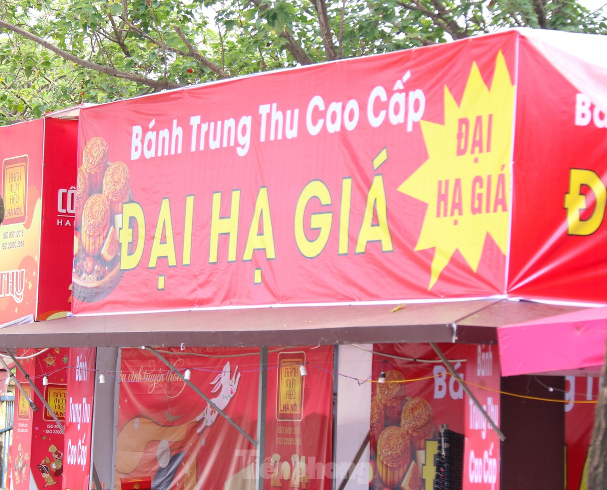 Các gian hàng bánh trung thu tại vỉa hè đường Lê Quang Đạo, Nam Từ Liêm vắng khách dù có chương trình "đại hạ giá" đối với nhiều mặt hàng bánh cao cấp.