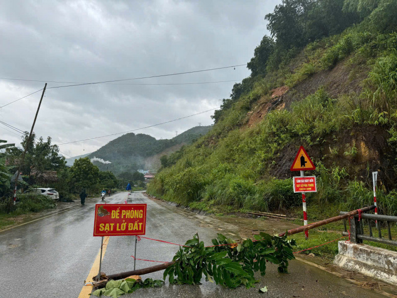 Núi nứt toác, nhiều hộ dân ở Thanh Hóa phải di dời khẩn cấp Nui nut toac, nhieu ho dan o Thanh Hoa phai di doi khan cap