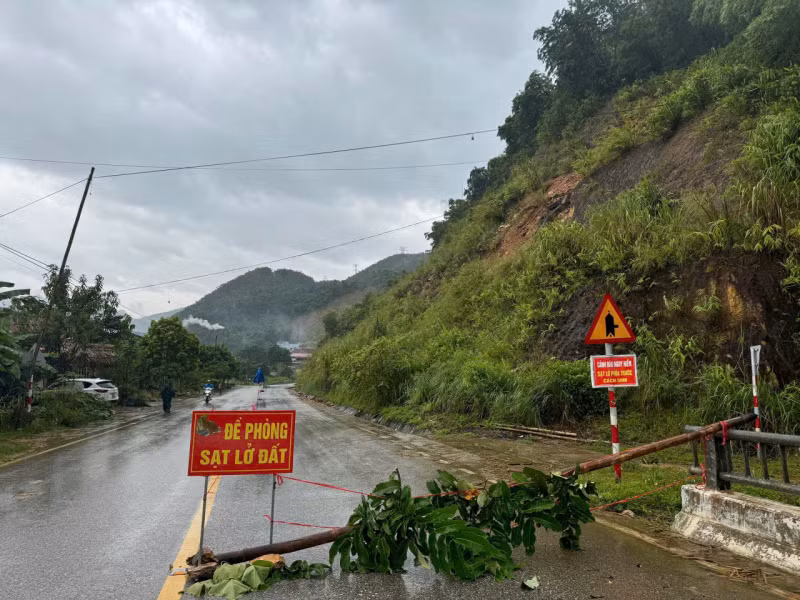 Nui nut toac, nhieu ho dan o Thanh Hoa phai di doi khan cap