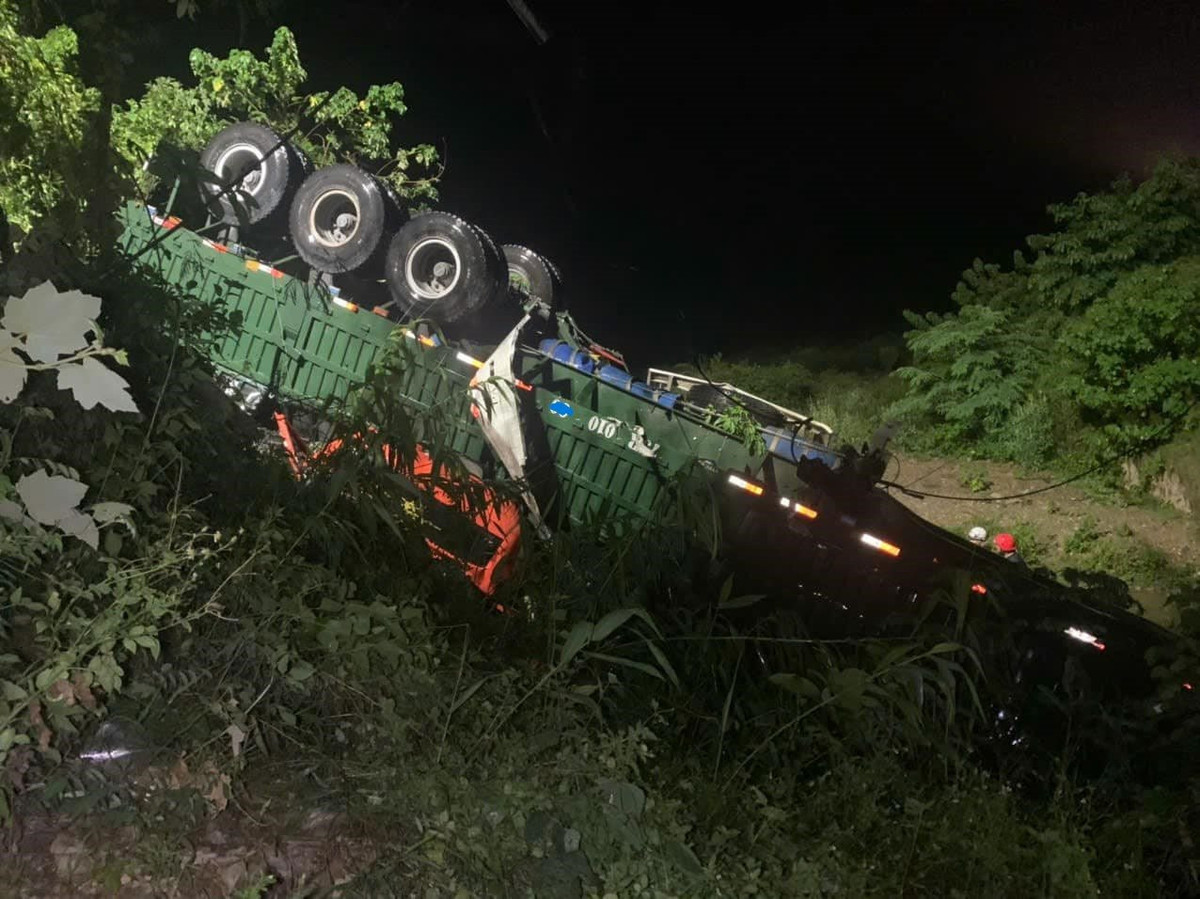 Xe dau keo roi xuong vuc, tai xe tu vong tai cho ​