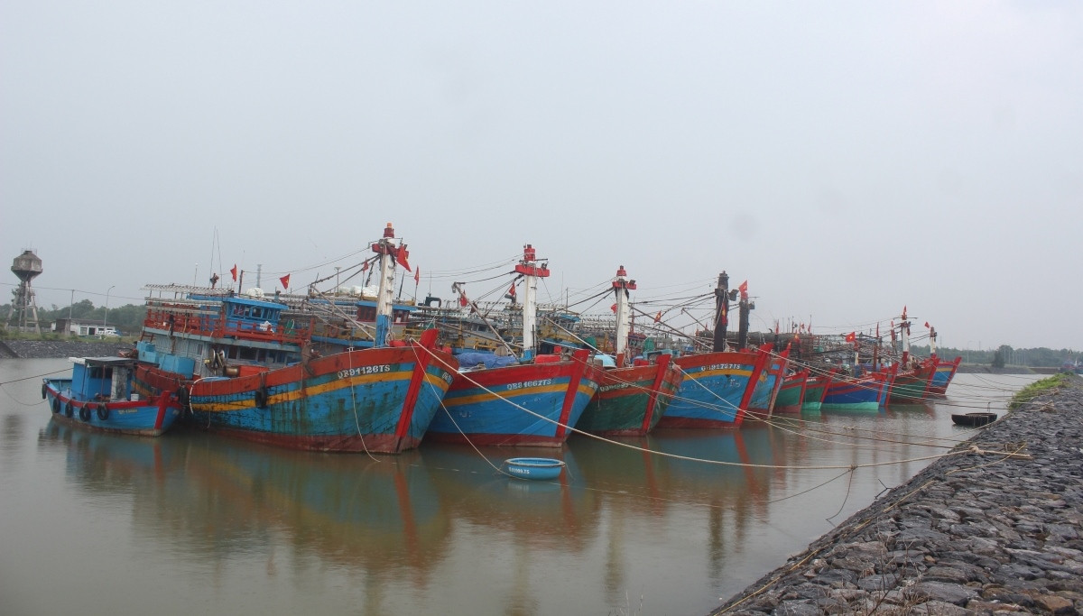 Quảng Bình cấm biển, kêu gọi tàu thuyền neo đậu tránh bão Quang Binh cam bien, keu goi tau thuyen neo dau tranh bao