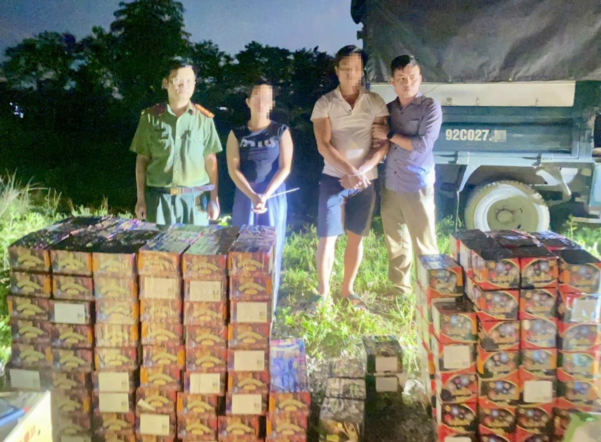 Bắt 2 đối tượng vận chuyển trái phép hơn 430kg thuốc nổ, pháo lậu Bat 2 doi tuong van chuyen trai phep hon 430kg thuoc no, phao lau