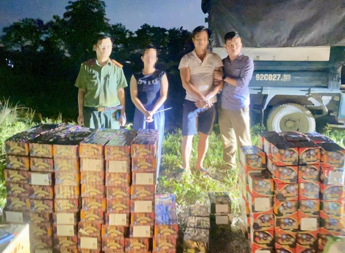 Bat 2 doi tuong van chuyen trai phep hon 430kg thuoc no, phao lau