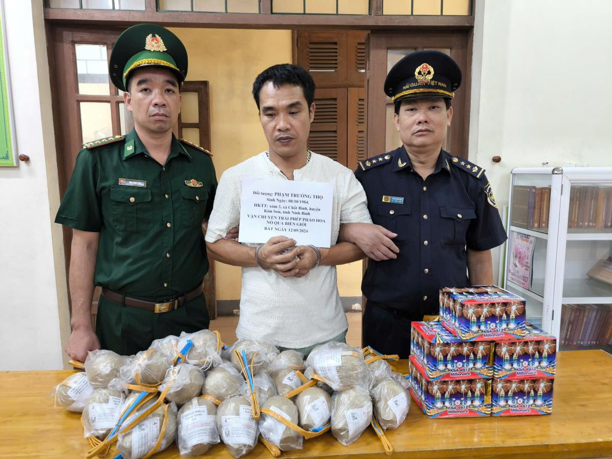 Bắt giữ đối tượng vận chuyển pháo trái phép qua biên giới Bat giu doi tuong van chuyen phao trai phep qua bien gioi