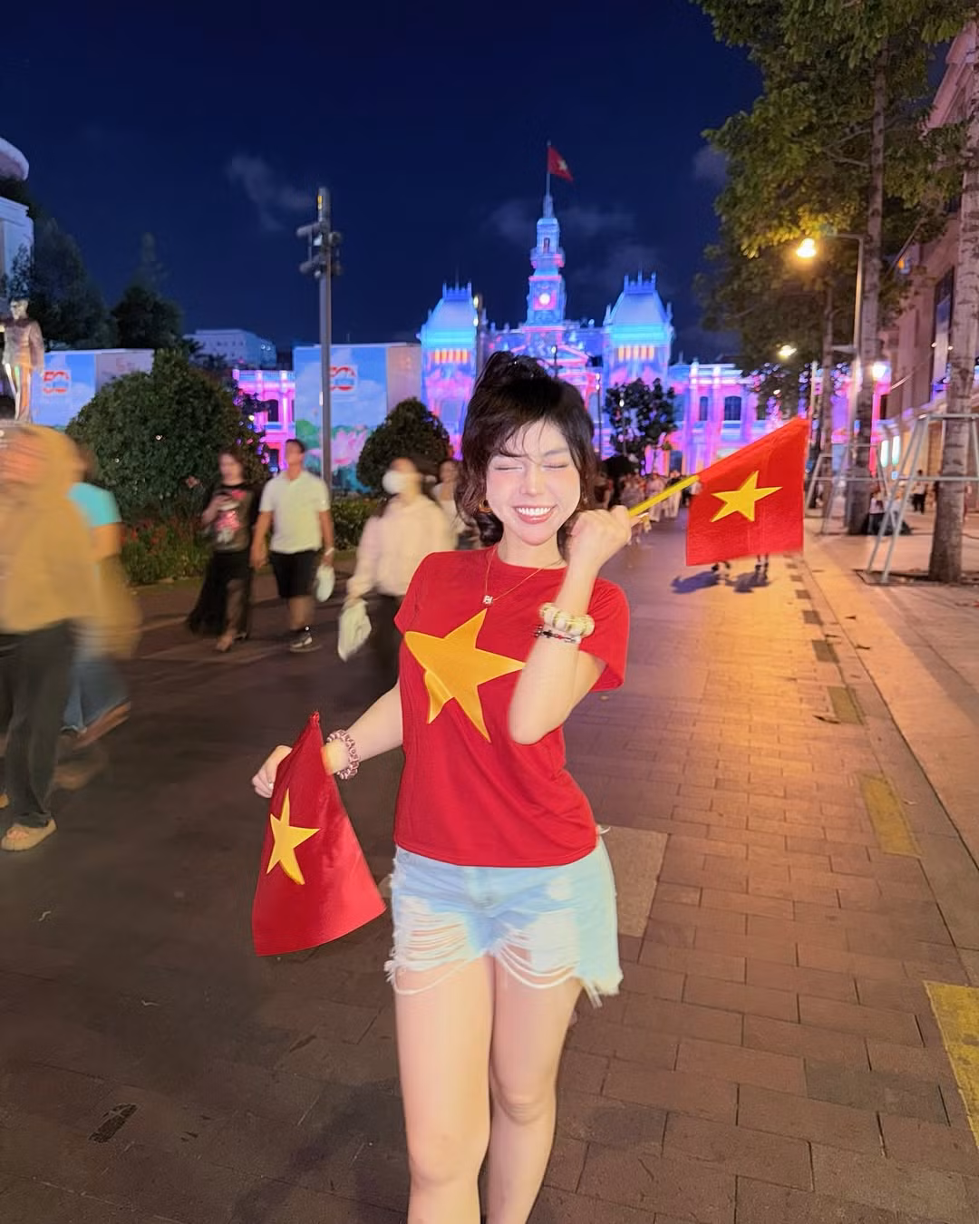 Trong dịp Đại lễ 30/4 vừa qua, Bảo Khuyên Susan cũng diện áo cờ đỏ sao vàng, hòa mình vào dòng người để xem lễ tổng duyệt diễu binh, diễu hành.