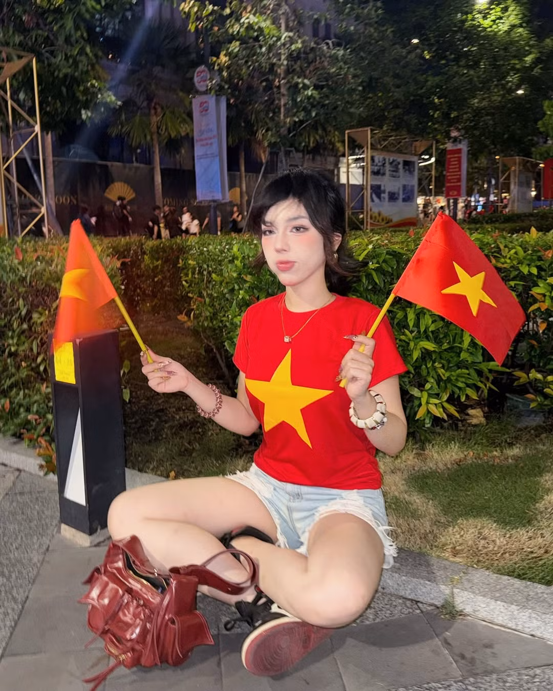 Chỉ sau vài giờ đăng tải, bộ ảnh đã thu hút hàng chục nghìn lượt yêu thích và chia sẻ. Không chỉ bởi nhan sắc nổi bật của mẹ con cô, mà còn vì hình ảnh đẹp về một gia đình truyền thống, trong đó người mẹ là người đã truyền cảm hứng, tinh thần kỷ luật và niềm tự hào dân tộc cho cô con gái trẻ đang ngày càng được yêu mến trên mạng xã hội.