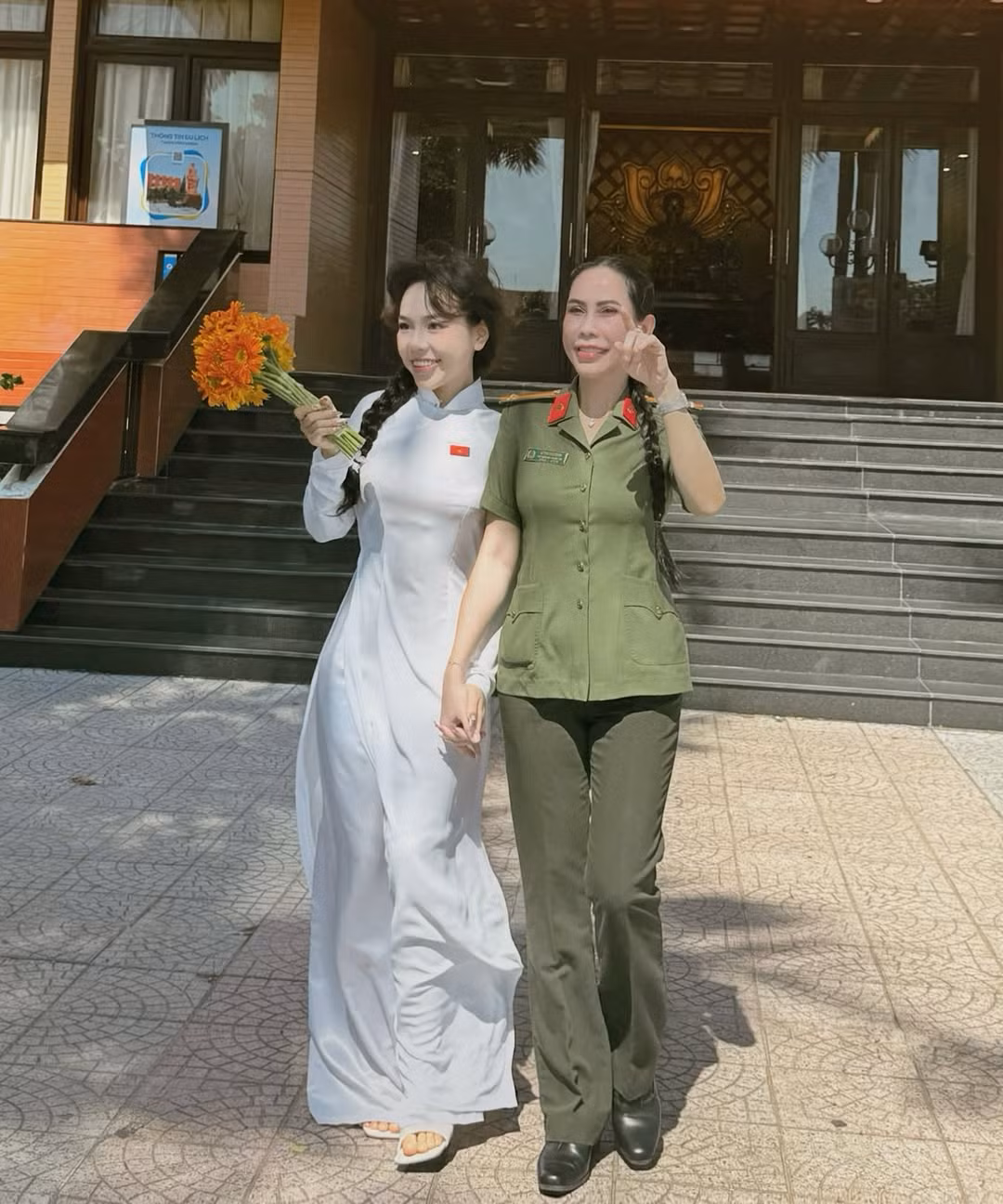 Trong loạt ảnh vừa được đăng tải, Bảo Khuyên diện tà áo dài trắng tinh khôi, toát lên vẻ đẹp duyên dáng, thuần Việt, trong khi mẹ cô xuất hiện trong bộ quân phục công an, rạng rỡ và đầy khí chất.