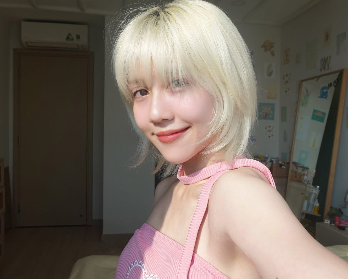 Từng gắn liền với hình ảnh hài hước, cá tính và có phần tinh nghịch trong loạt video parody triệu view, Hậu Hoàng mới đây khiến cộng đồng mạng bất ngờ khi xuất hiện với một diện mạo hoàn toàn mới lạ - vừa nữ tính lại pha chút cá tính hiện đại, khác hẳn với phong cách thường thấy.