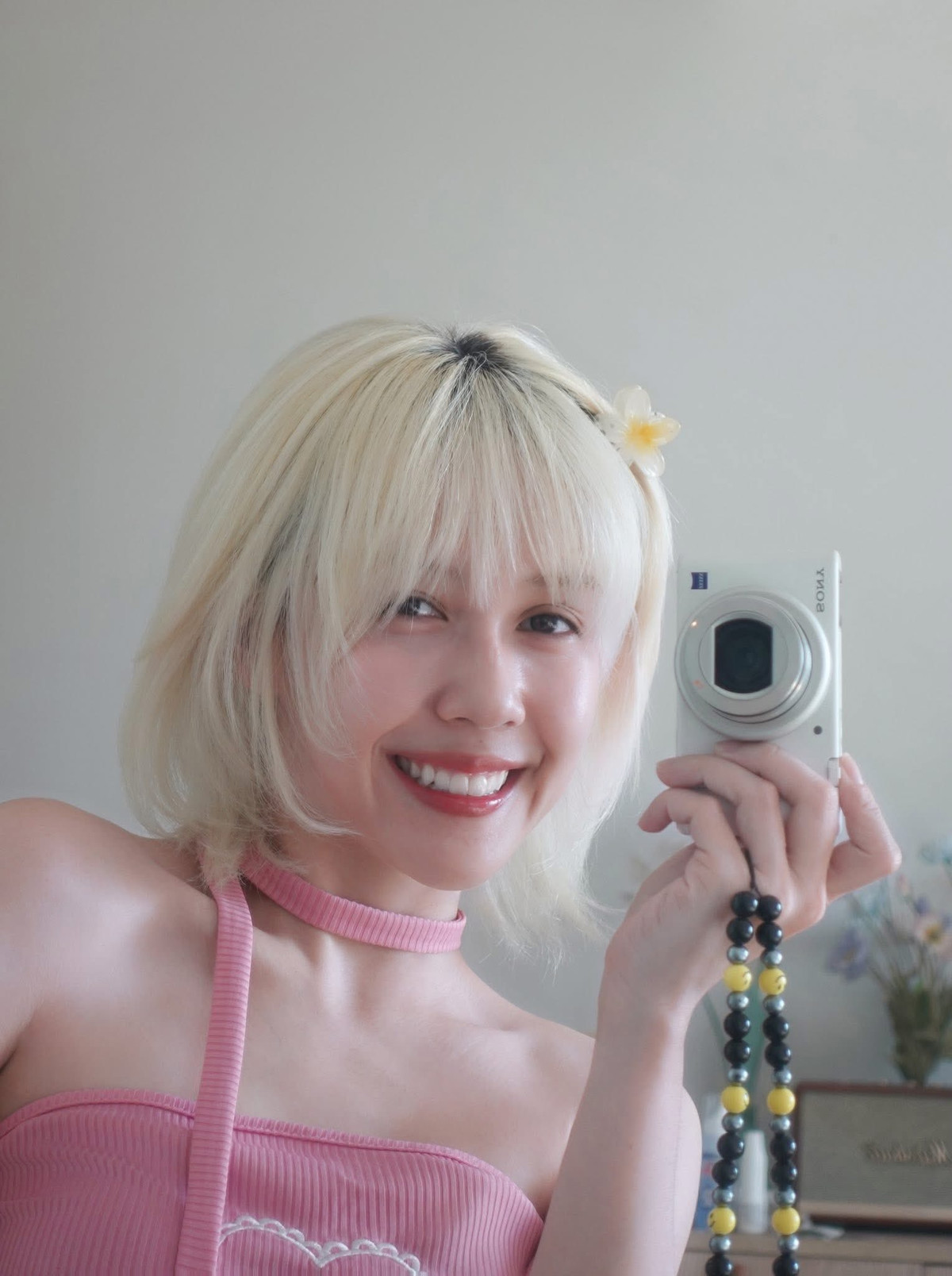 Trong loạt ảnh mới được đăng tải, Hậu Hoàng gây chú ý với mái tóc blonde bạch kim cắt layer ngắn, cùng nụ cười rạng rỡ và làn da trắng hồng khỏe khoắn.