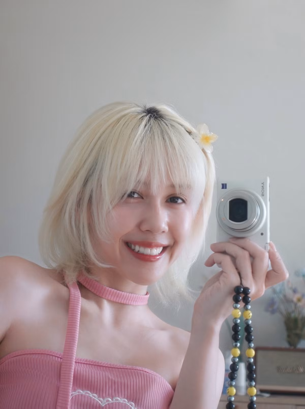 Trong loạt ảnh mới được đăng tải, Hậu Hoàng gây chú ý với mái tóc blonde bạch kim cắt layer ngắn, cùng nụ cười rạng rỡ và làn da trắng hồng khỏe khoắn.