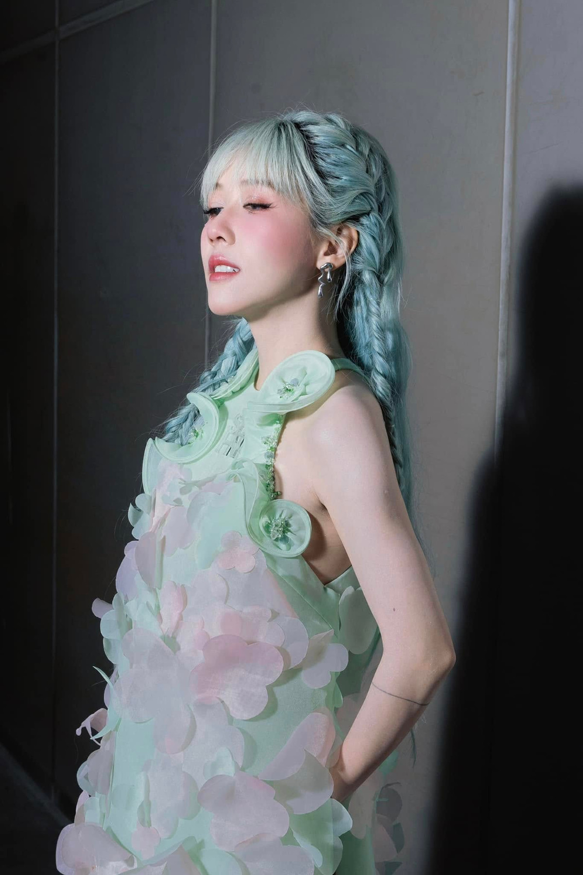 Bước ra từ chương trình, Hậu Hoàng tiếp tục hoạt động sôi nổi. Cô cùng nhóm Chị đẹp Bùi Lan Hương, MisThy, Đồng Ánh Quỳnh, Thảo Trang, Maitinhvi, Ái Phương tổ chức fancon (fan meeting concert). Cô cũng thường xuyên thay đổi hình ảnh tạo nên sự mới mẻ trong mắt khán giả.