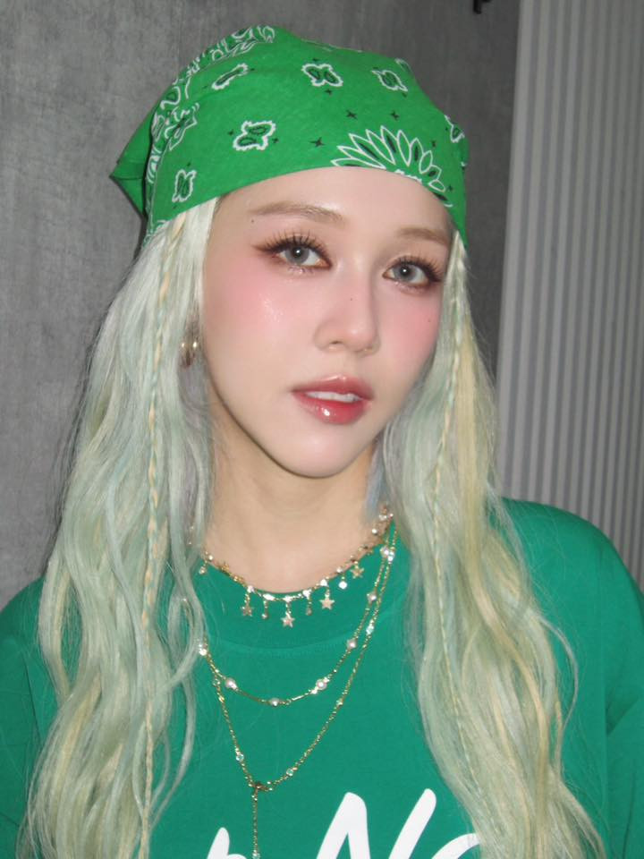 Hậu Hoàng (tên thật: Hoàng Thúy Hậu), sinh năm 1995, là một trong những YouTuber, nhà sáng tạo nội dung nổi bật ở thời điểm hiện tại.