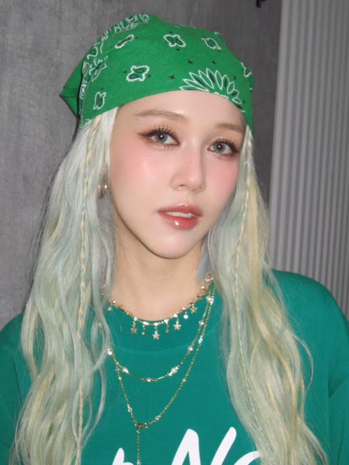 Hậu Hoàng (tên thật: Hoàng Thúy Hậu), sinh năm 1995, là một trong những YouTuber, nhà sáng tạo nội dung nổi bật ở thời điểm hiện tại.