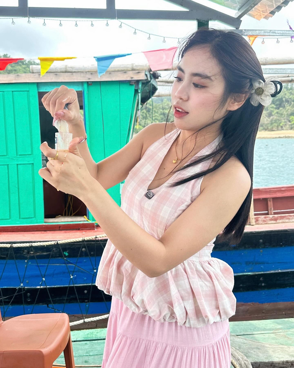 Không chỉ vậy, cô nàng cũng chia sẻ những trải nghiệm thú vị của mình trong hành trình khám phá đảo Thanh Lân - hòn đảo lớn nhất của huyện đảo Cô Tô.