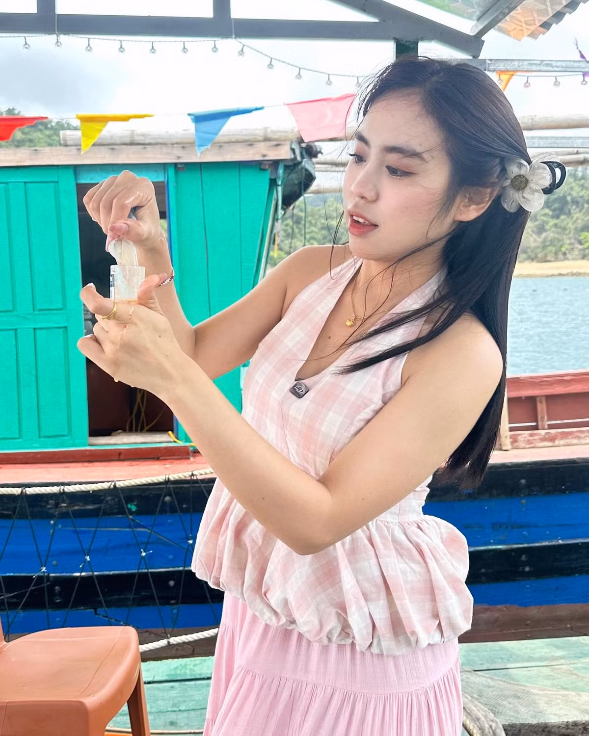 Không chỉ vậy, cô nàng cũng chia sẻ những trải nghiệm thú vị của mình trong hành trình khám phá đảo Thanh Lân - hòn đảo lớn nhất của huyện đảo Cô Tô.