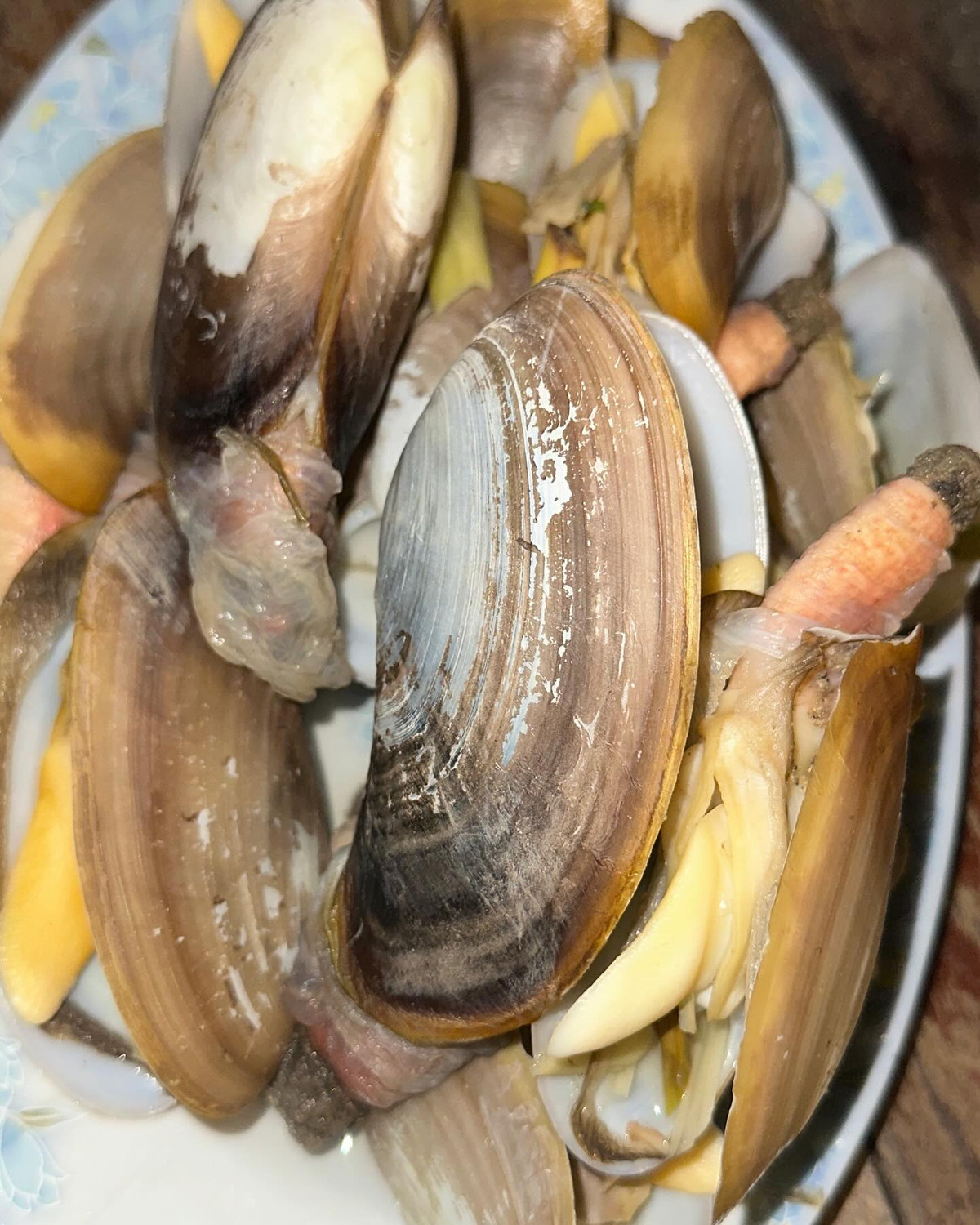 Cô nàng cũng thưởng thức những món hải sản tươi sống trên đảo.