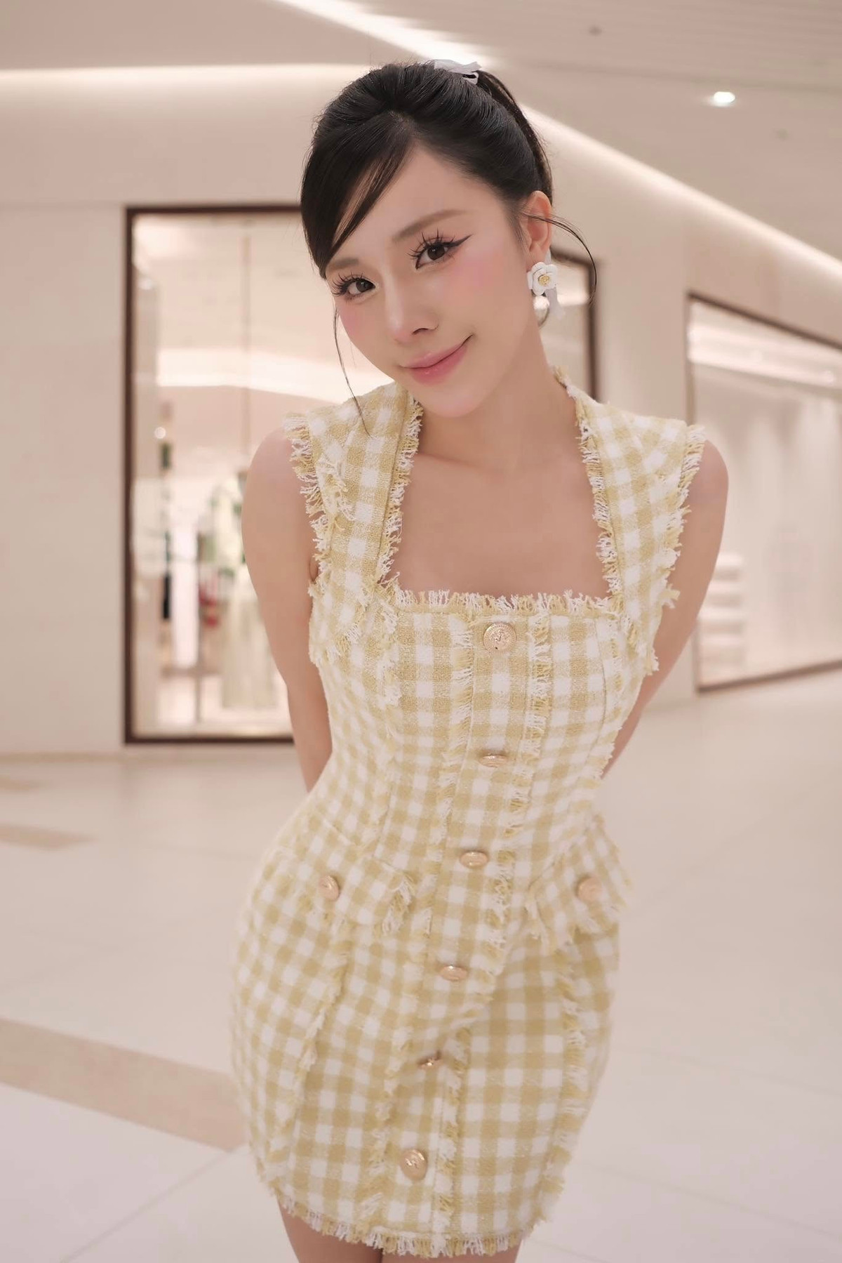 Nguyễn Minh Anh, sinh năm 1998, là một trong những nữ MC nổi bật nhất trong cộng đồng Esports Việt Nam. Với vẻ ngoài xinh đẹp, phong cách cá tính và khả năng dẫn dắt linh hoạt, cô đã ghi dấu ấn sâu đậm trong lòng người hâm mộ, đặc biệt là với tựa game Free Fire.