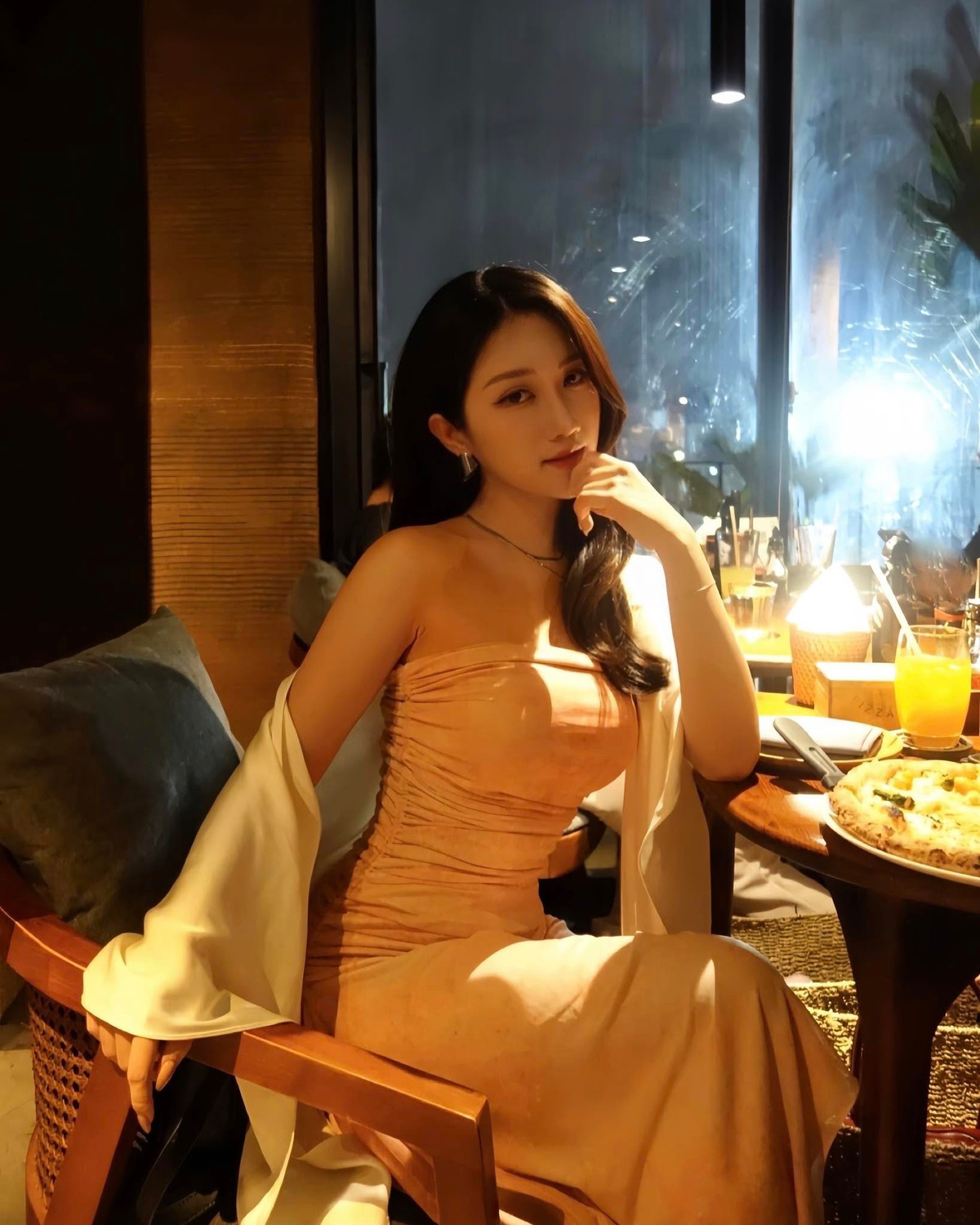 Cô thường lựa chọn phong cách thời trang đa dạng, từ nữ tính, nhẹ nhàng đến quyến rũ, gợi cảm, phù hợp với từng sự kiện và bối cảnh.